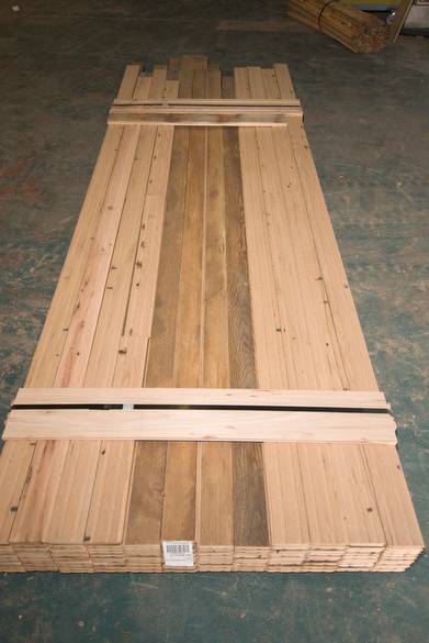 Skip-planed antique oak / middle boards are oriented face up