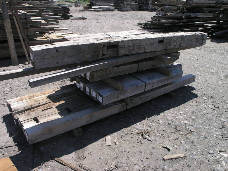 Walnut Hand Hewn Timbers / Walnut Hand-Hewn Timbers