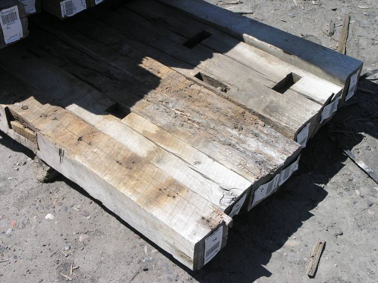 Walnut Hand Hewn Timbers / Walnut Hand-Hewn Timbers