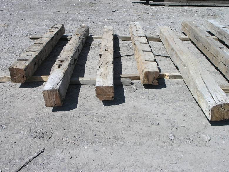 Walnut Hand Hewn Timbers / Walnut Hand-Hewn Timbers