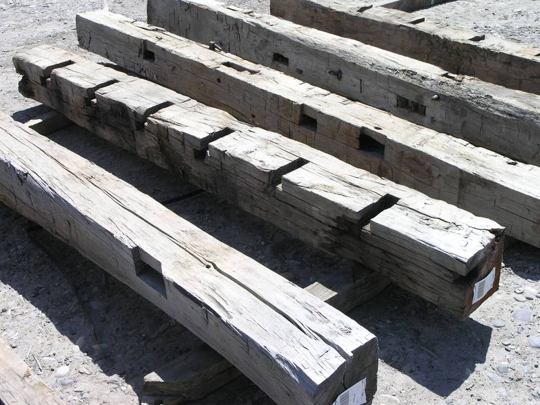 Walnut Hand Hewn Timbers / Walnut Hand-Hewn Timbers