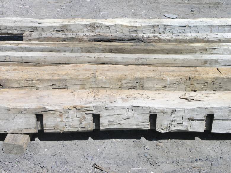 Walnut Hand Hewn Timbers / Walnut Hand-Hewn Timbers