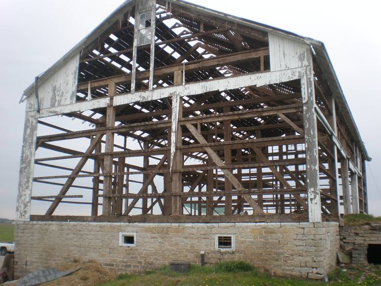 Bellevue, Ohio Bank Barn Exterior Photos / The frame is constructed with large Oak HH timbers