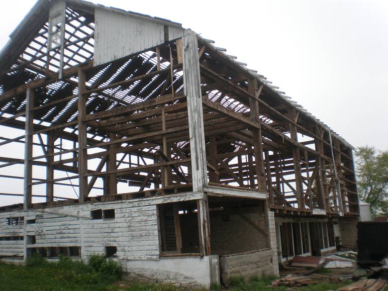 Bellevue, Ohio Bank Barn Exterior Photos / The frame is constructed with large Oak HH timbers