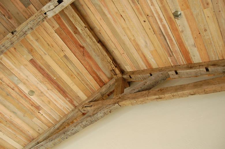 Hand Hewn Oak Trusses and TWII Resawn Slab Ceiling