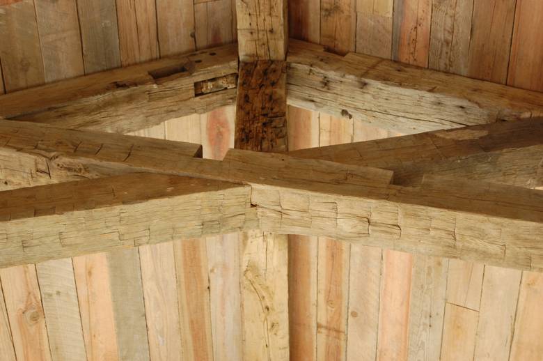 Hand Hewn Oak Trusses and TWII Resawn Slab Ceiling