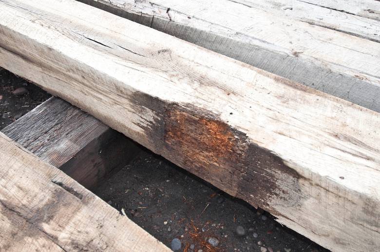 BC 39720--10 x 11 x 29' Trailblazer Oak (Surface Rot from one end)