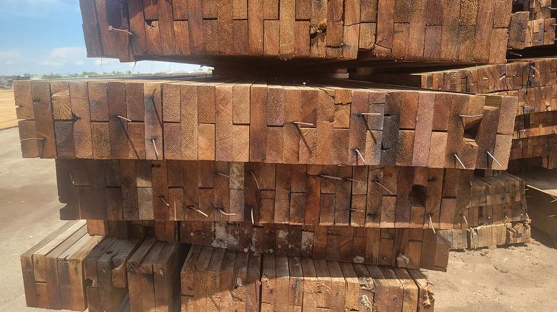 Antique Redwood Smooth (Bulk Piles)