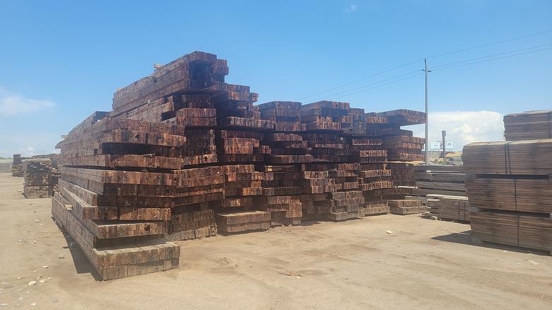 Antique Redwood Smooth (Bulk Piles)