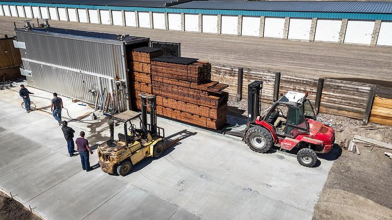 Unloading the thermal kiln