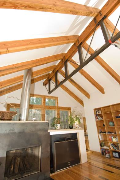 Trestlewood II Timber Frame / This is an interesting composite steel and wood frame