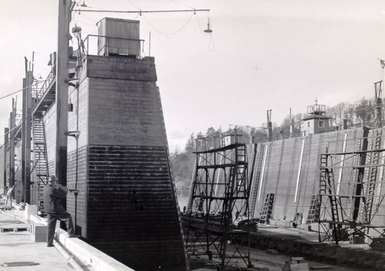 Closeup of drydock #2 / Wingwall and pilot house closeup