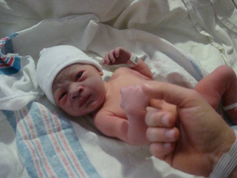 Right after birth / Dad holding Sawyers hand