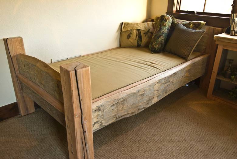 TWII Posts/Hand-Hewn Skins Bed / TWII Posts/Hand-Hewn Skins Bed