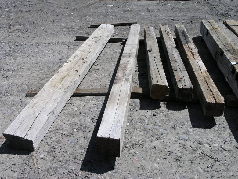 Walnut Hand Hewn Timbers / Walnut Hand-Hewn Timbers