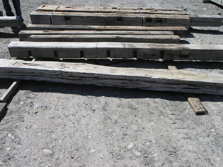 Walnut Hand Hewn Timbers / Walnut Hand-Hewn Timbers